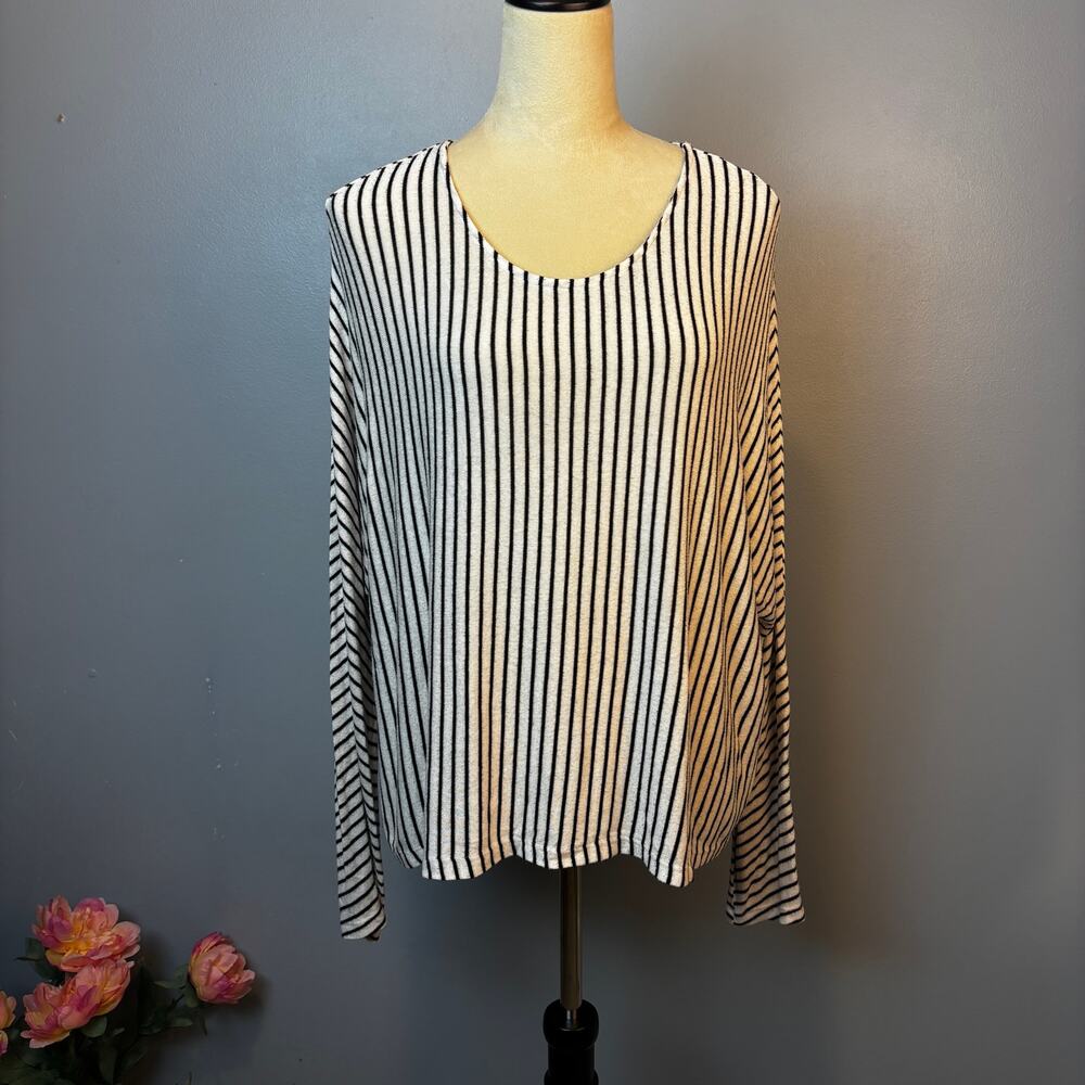 Final Touch Black and White Pinstripe Light Sweater Scoopneck Longsleeve Medium